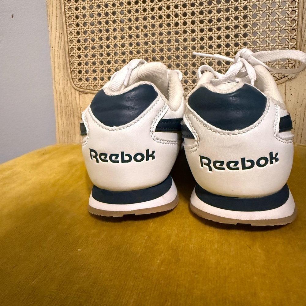 SALE!!! Reebok Classic Youth White and Navy Shoes Kids size 3 / Women’s size 5